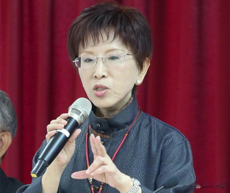 洪秀柱、蒋万安、吴伯雄同场参加活动，洪秀柱提醒蒋万安一事。就在今日（9月28日）
