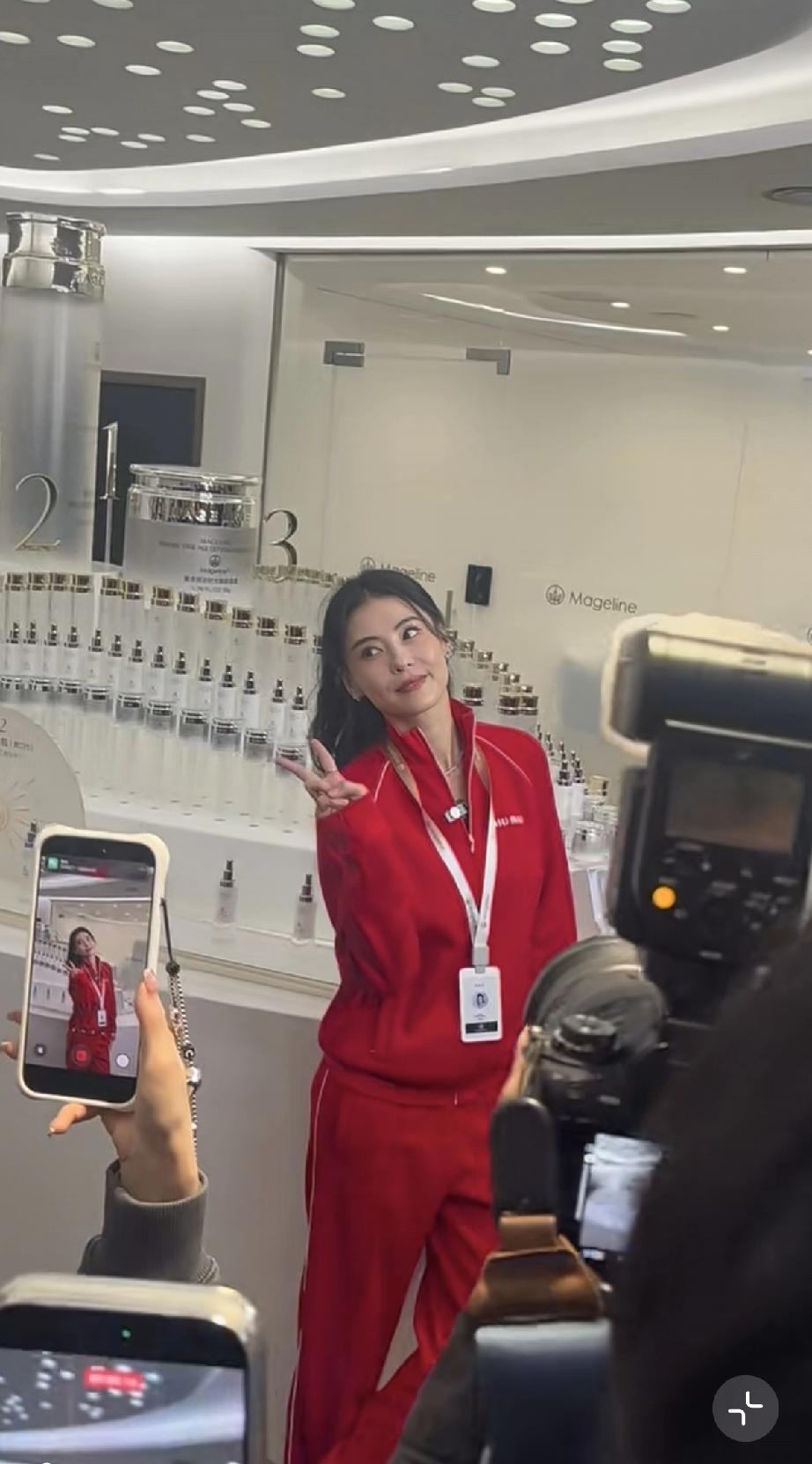 张柏芝扫楼，没有少女感了，还要冒充少女!3月2日，张柏芝扫楼被偶遇，1980