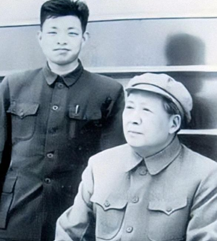 1957年，警卫员马武义从兜里掏出一个窝头递给毛主席，主席随手掰了一块放在嘴里，