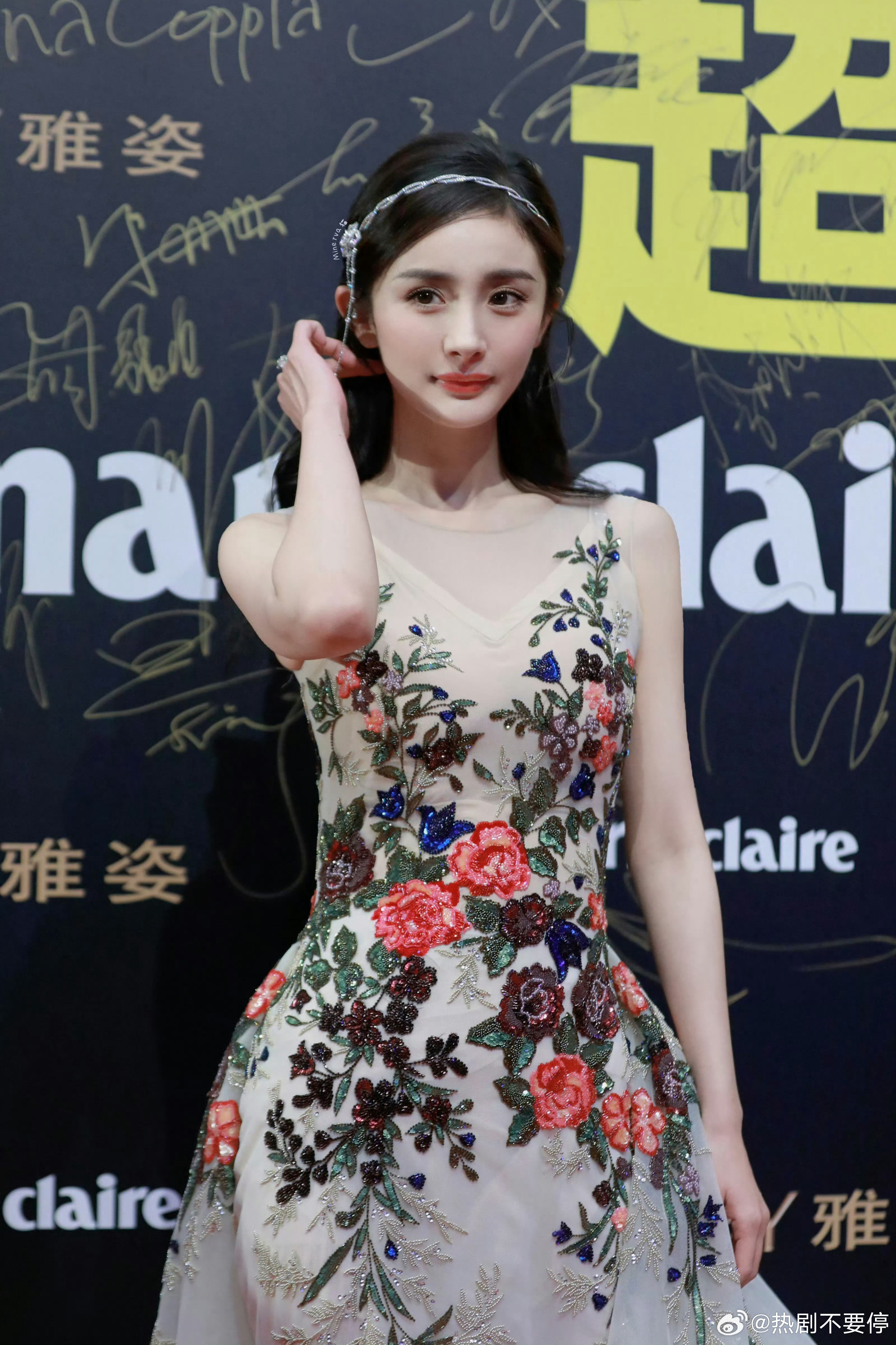 还是小女孩感好重的时期，可爱幂好久不见鹿晗站姐发的杨幂好像洋娃娃