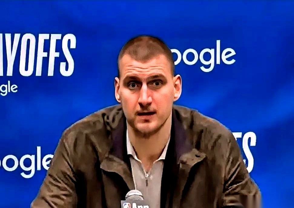 掘金队的约基奇，赛后直接把话筒当成了审判席。他盯着镜头，一字一句往外...