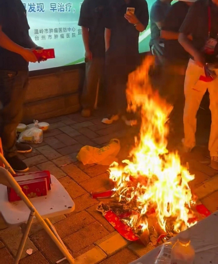 【温岭一演唱会大量邀请票被当众焚毁，网友猜测“票没卖完直接烧了”，警方回应演唱会