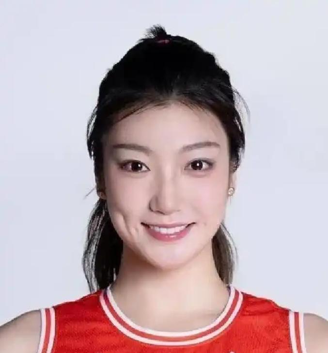 女篮这事儿可真是一波未平一波又起！当家球星李梦，一个三十岁的老将，突然把自己的社