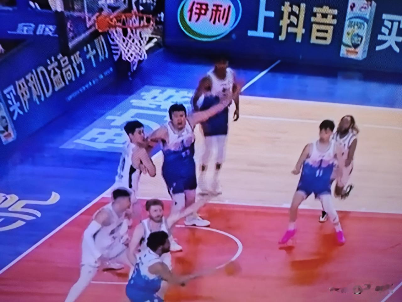 新疆伊力特队主场109:75大胜南京同曦队4月19日晚，CBA常规赛