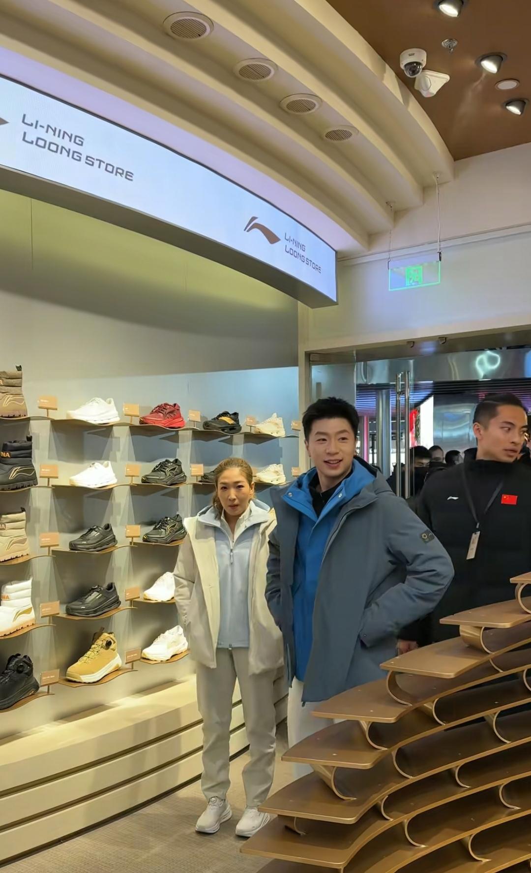 12月14日，马龙、刘诗雯来三里屯了，他们俩进入李宁专卖店内参加活动了。马龙