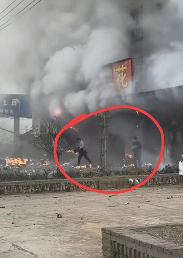 噼里啪啦正爆炸时，有两个年轻小伙子，从里面跑出来了！边跑边抖衣服，肯定身上溅了很