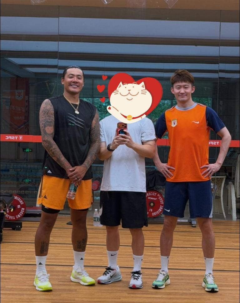 王彤晒照自我调侃☞努力着呢。要知道在前任韩鹏麾下，王彤本赛季中超获得15次出