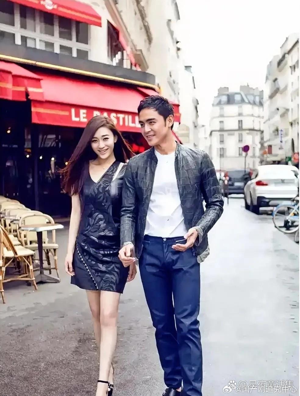 明道和李小冉巴黎街头同框，俩人穿搭超搭，俊男靓女组合，氛围感直接拉满，这画面也太