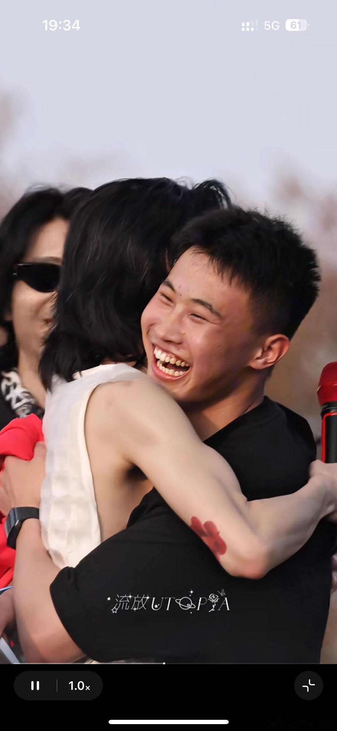 华晨宇被男粉抱飞了华晨宇在现场和男粉互动，结果被一把抱起双脚离地，气氛瞬间热到
