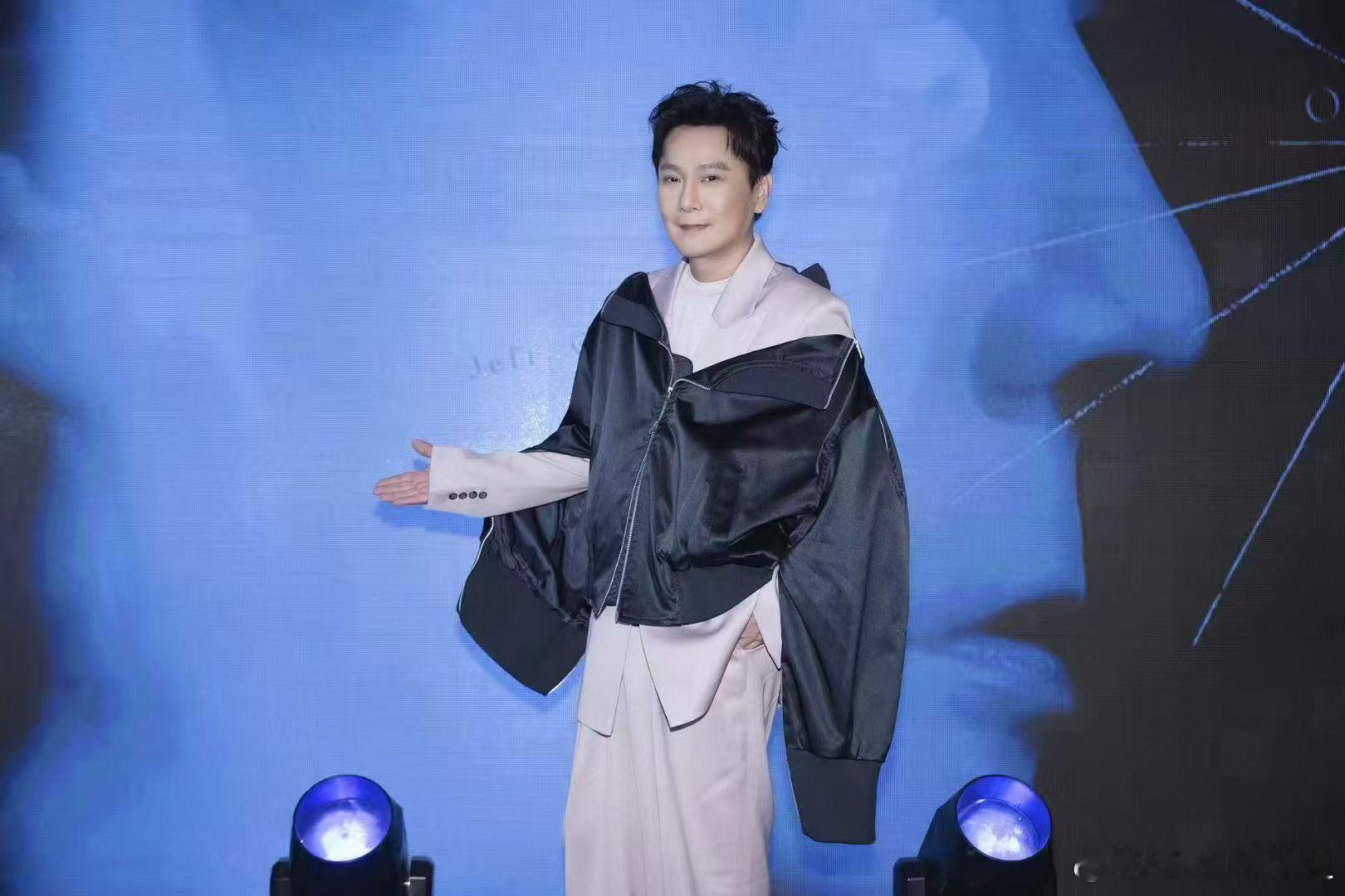 张信哲依然这么年轻帅气​​​