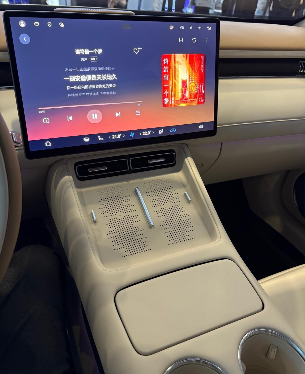 今天逛商场的时候，看到一个新能源车。进去体验了一把，发现为什么新能源则受到喜