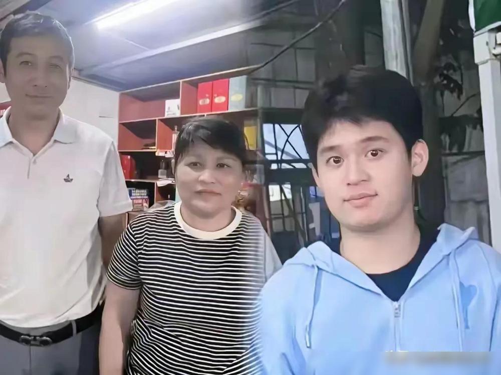 怪不得林诗栋胖乎乎的，原来他爸爸妈妈都胖。我家楼下就有一家开了十几年的小饭馆