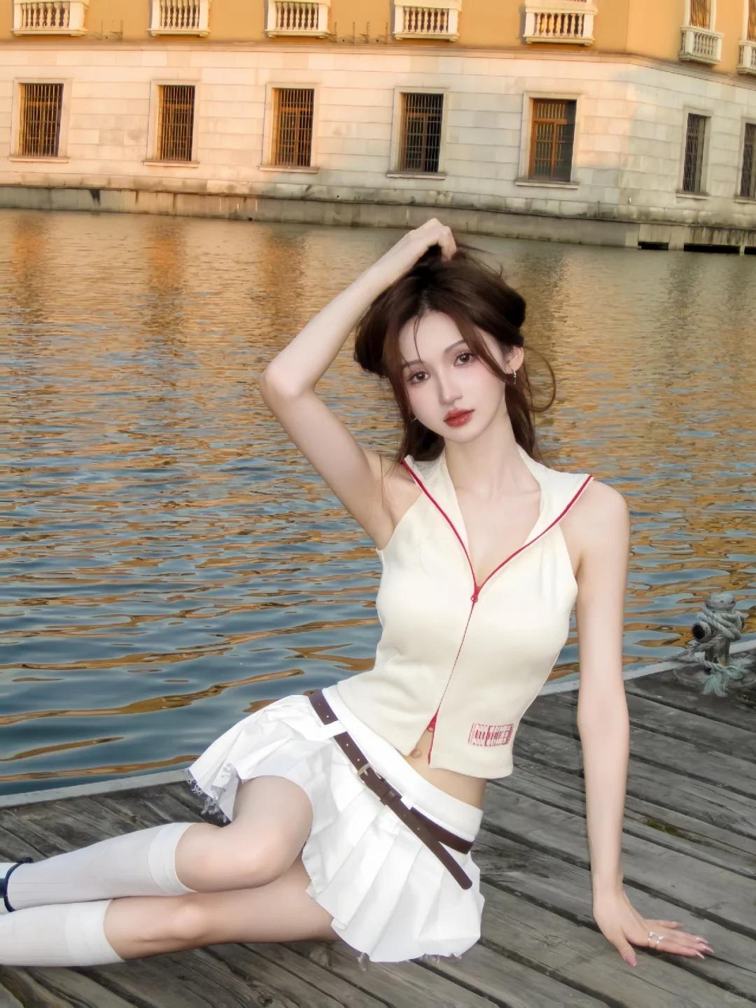 烈焰红唇充满了成熟韵味的模特小姐姐，小腿前侧肌的弧度像刚摘的小荔枝，圆润却不臃肿