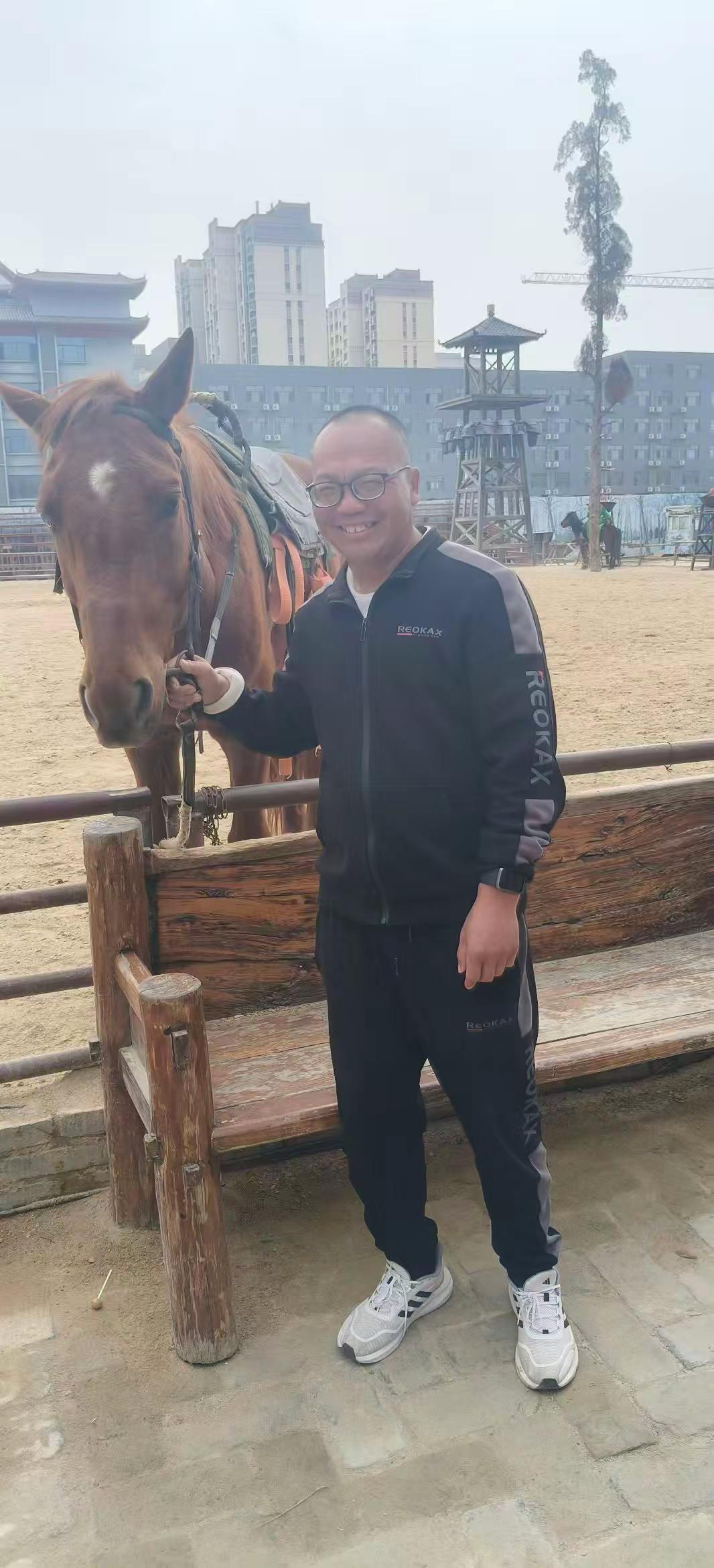 活了大半辈子，竟然不知道自己是什么样的人。天蝎男倔强又要强，矛盾又清醒，勇敢又胆