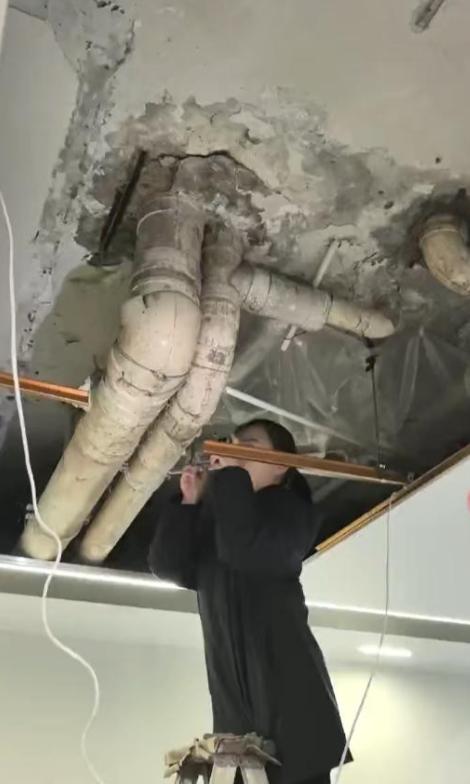 重庆万州，女子因搬家以40万的价格，卖掉了154平的学区房，买家装修后，以69.