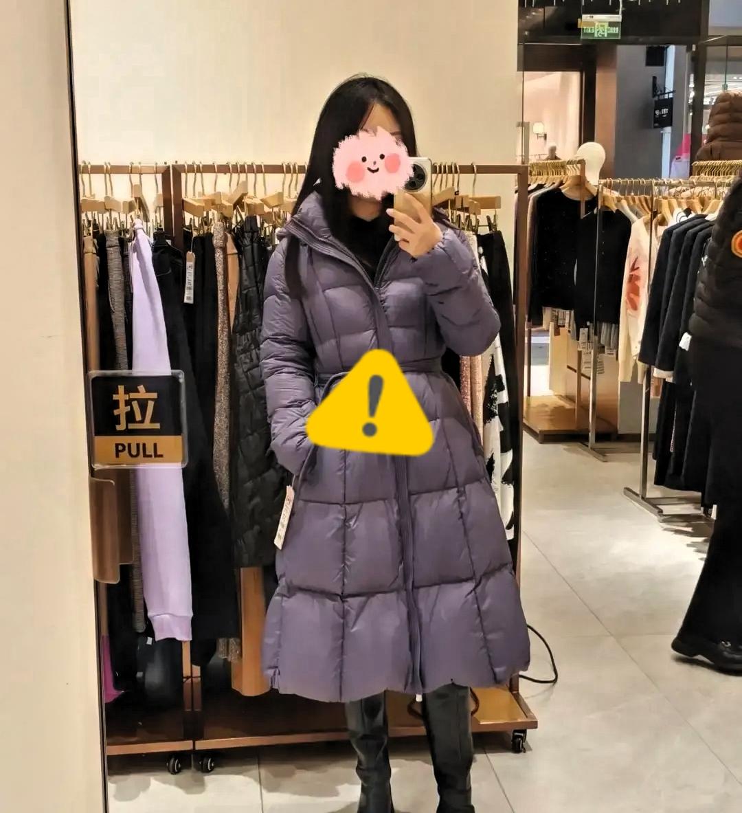 “你穿了也买不起”？现在店员都敢这么拽了？八百块买下羽绒服拍柜台的姐姐，真的太解