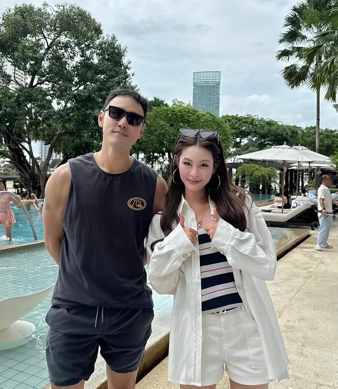 43岁阮经天在泰国曼谷旅游，穿着无袖上衣，穿衣显瘦脱衣有肉，身材练得太好了！看起