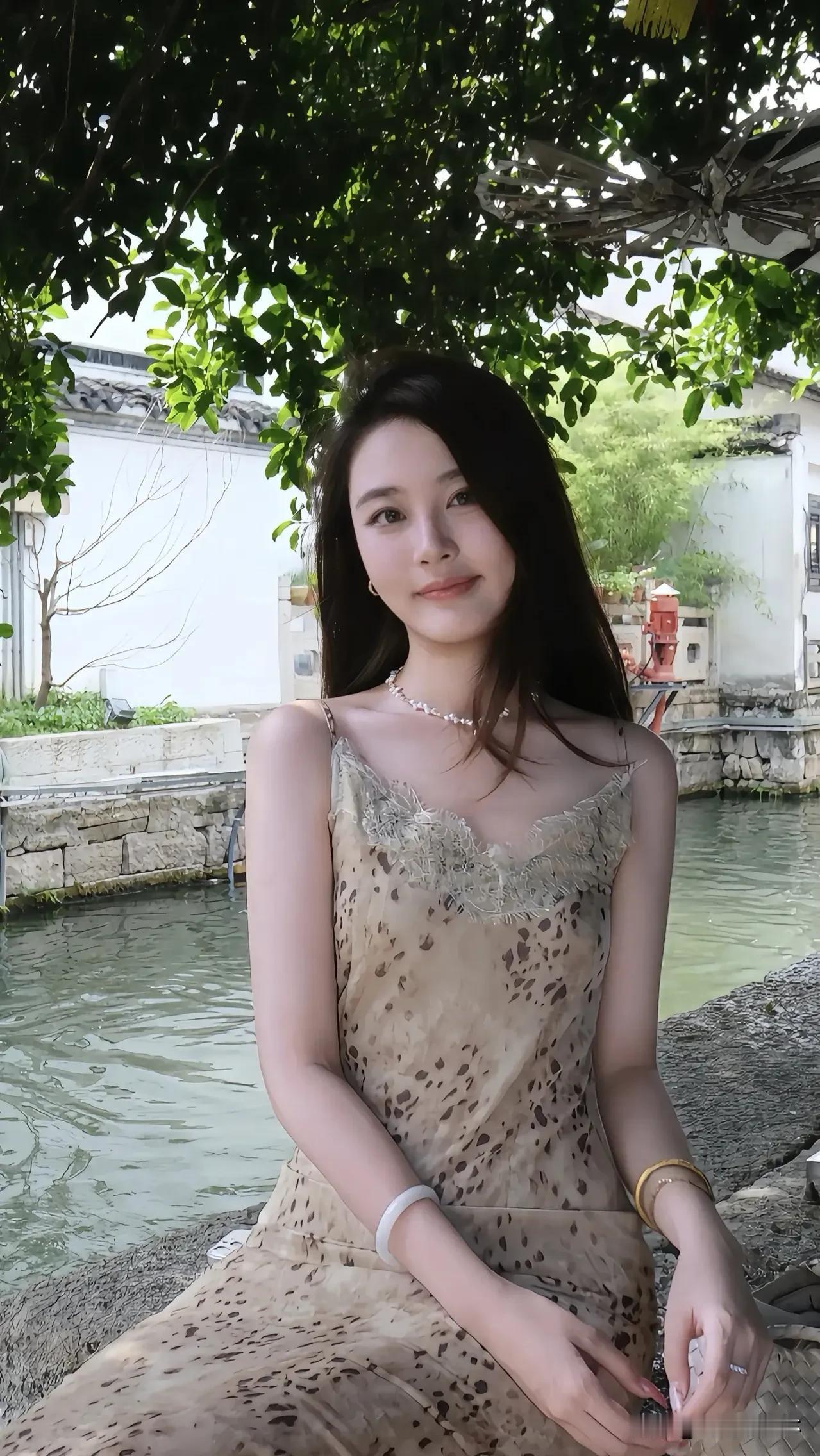烟雨江南，撑伞走过石桥，温柔了岁月水乡女孩，如诗如画