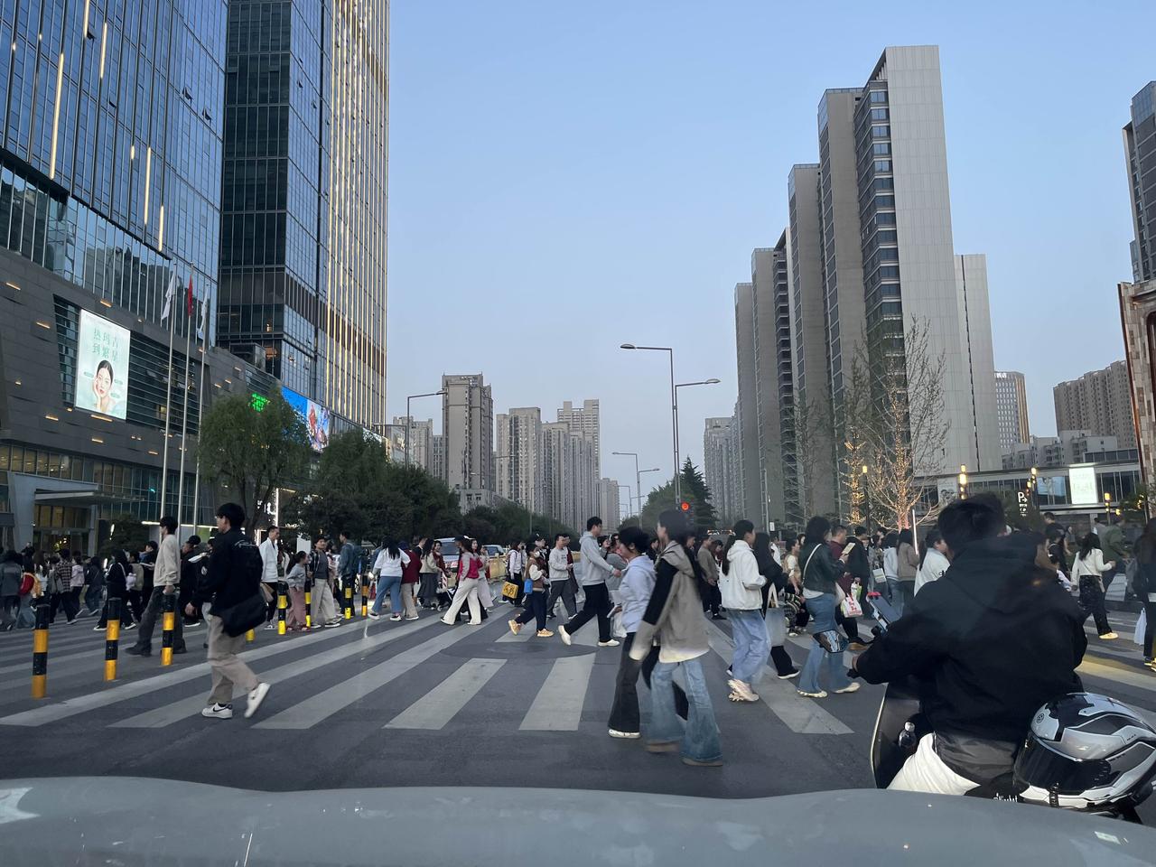 如果能在万象城和万象天地之间建一个过街天桥就好了！万象城和万象天地之间的雁展