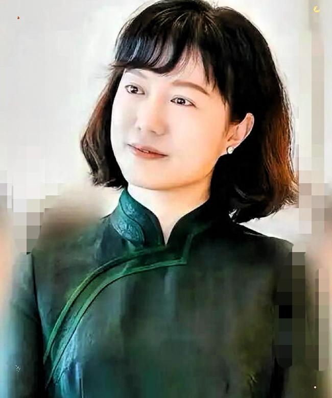 万万没想到,翁女士和杨先生结婚多年是分床睡,有人问翁女士,你和杨先生感情
