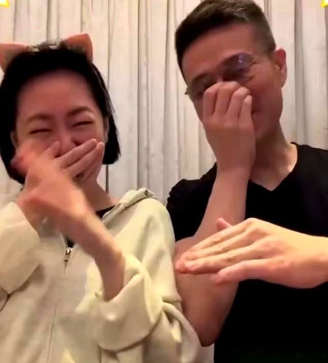 小S刚刚过了48岁生日，镜头里，她和许雅钧笑闹着互动，一个不小心，手肘还碰了老公
