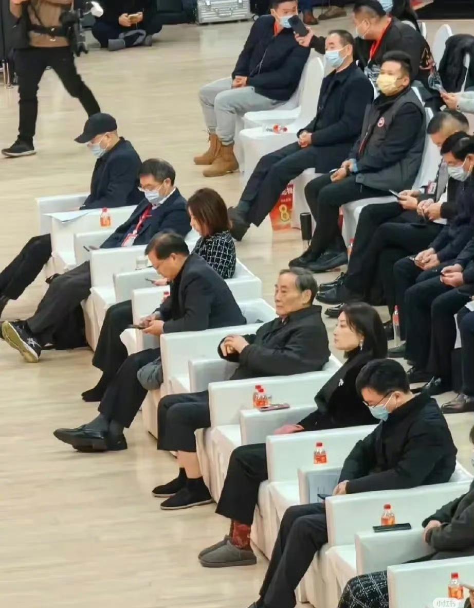 我上周末去市中心逛了一圈，从商场到步行街，来回走了两个多小时，一眼扫过去，穿皮鞋