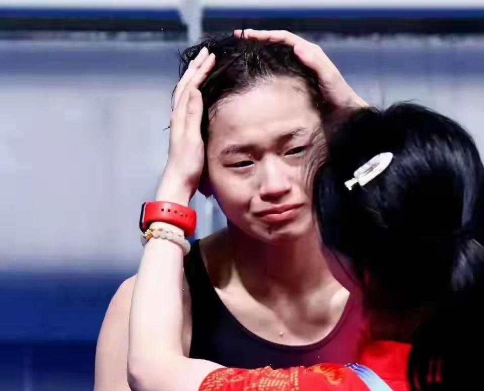 全红婵脚底生疼，照样跳。没拿牌，她第一句说“我没做好”。陈芋汐没说话，转身就