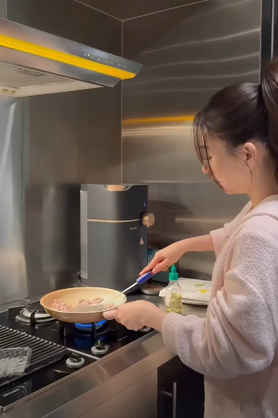 天王嫂方媛真的太接地气了！放下明星光环，亲自下厨给女儿做饭，手法娴熟又温柔。
