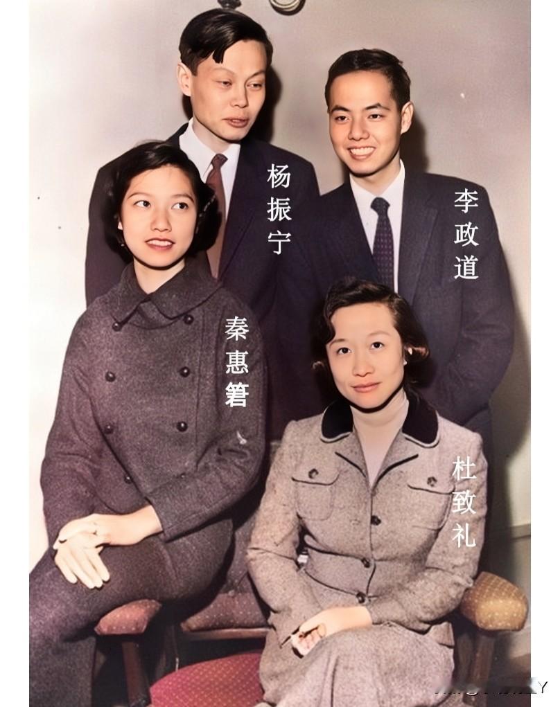这是杨振宁夫妇和李政道夫妇在瑞典诺贝尔物理学奖颁奖时的一张珍贵合影，拍摄于195