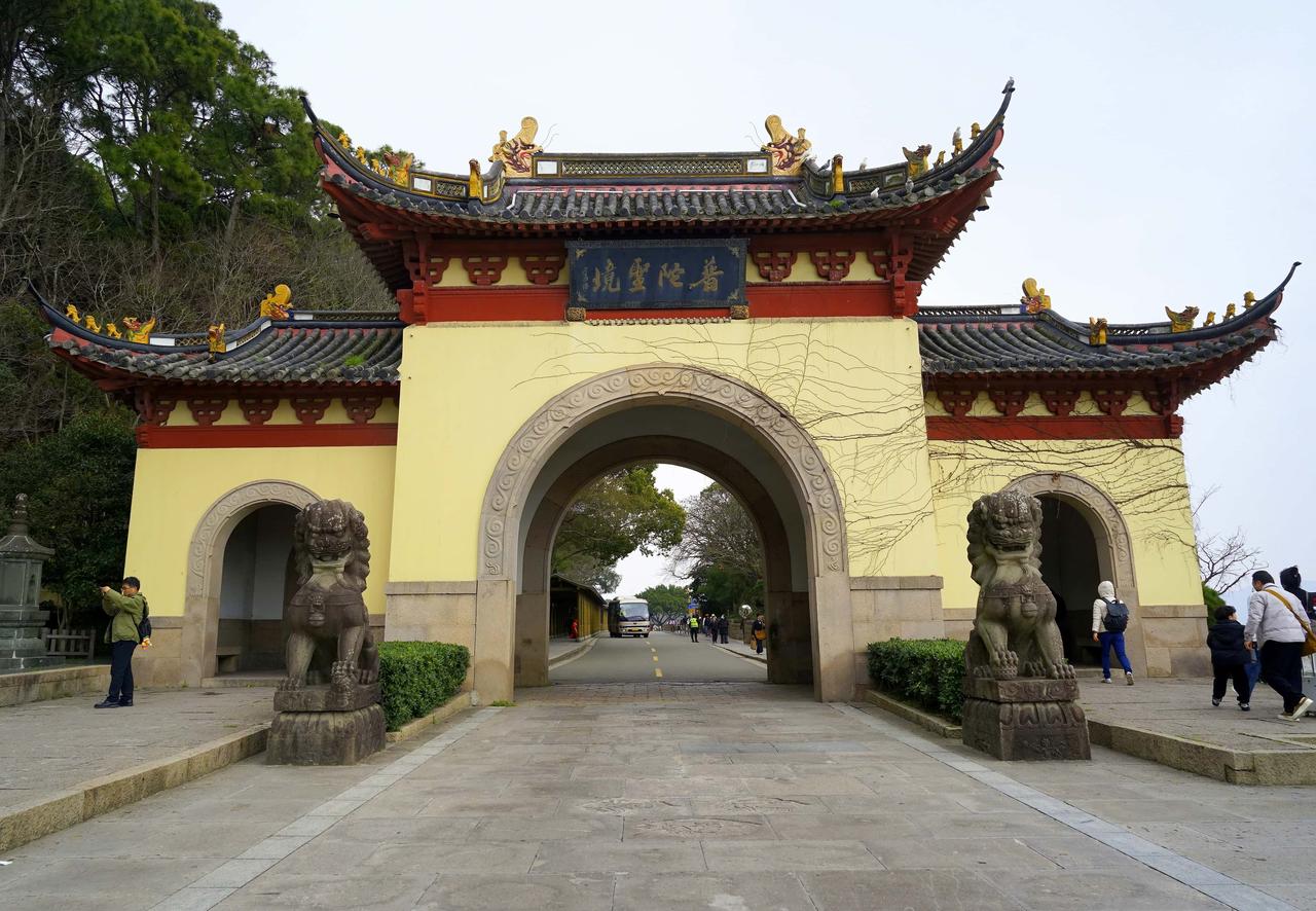 从宁波市区驱车百余公里，便抵达舟山普陀区，踏入素有“海天佛国”美誉的普陀山。作为