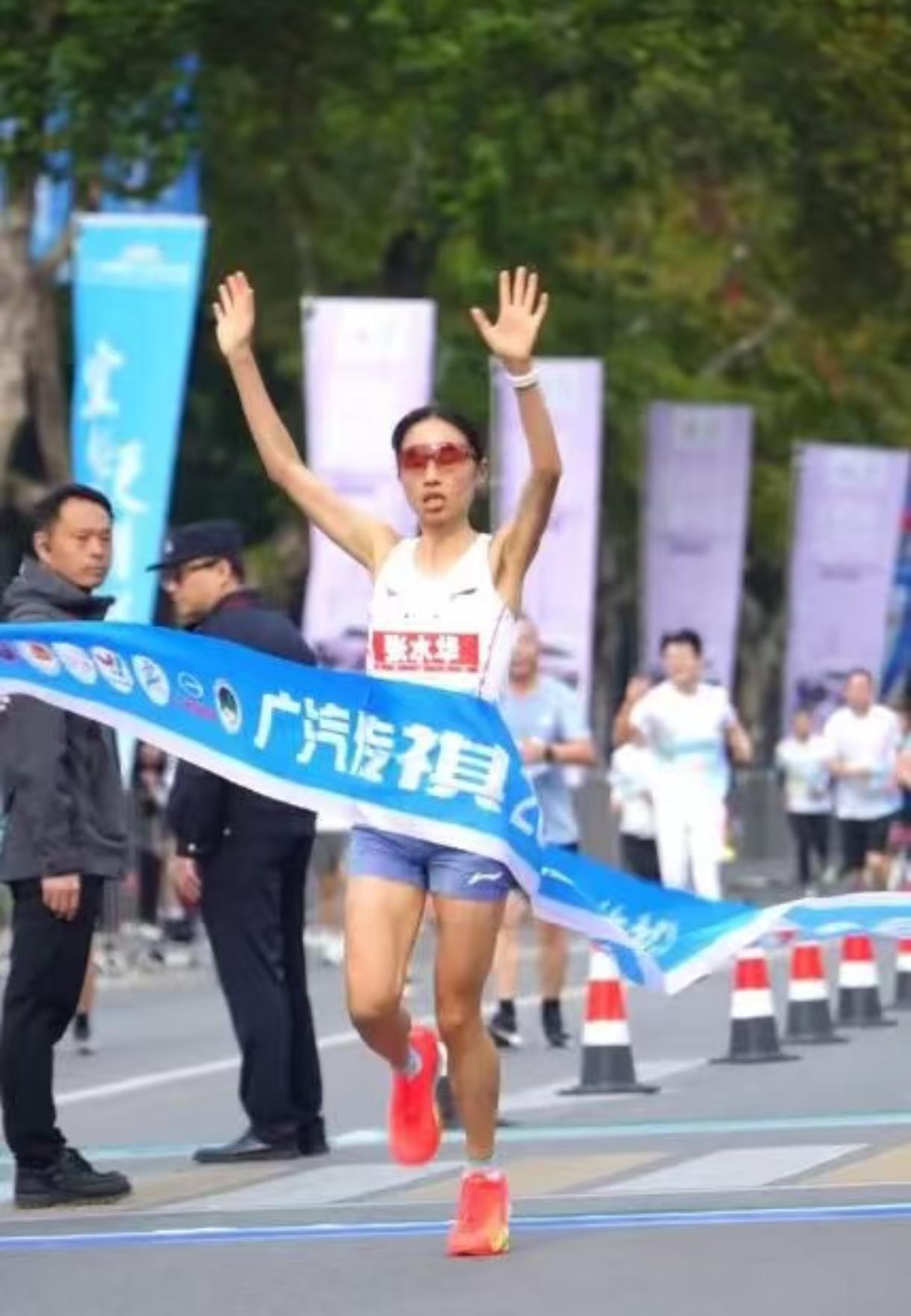 我问老公，要是有最快女护士这样的人在你们公司，你们公司会怎么做？老公