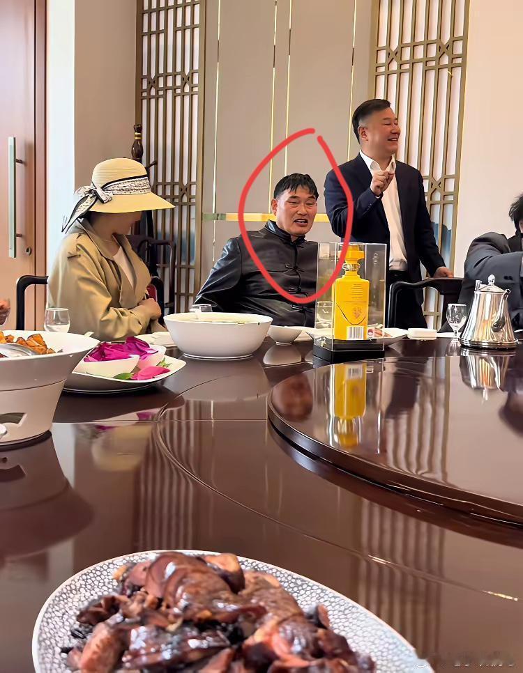 这是哪位大佬聚餐，饭局非常有排面