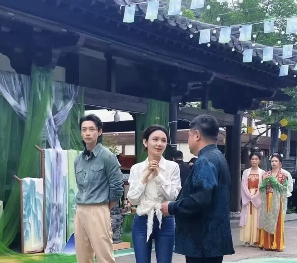 卸了妆的龙洋，和普通的女人并没有什么区别，本来168身高的她按道理不会矮，怎么在