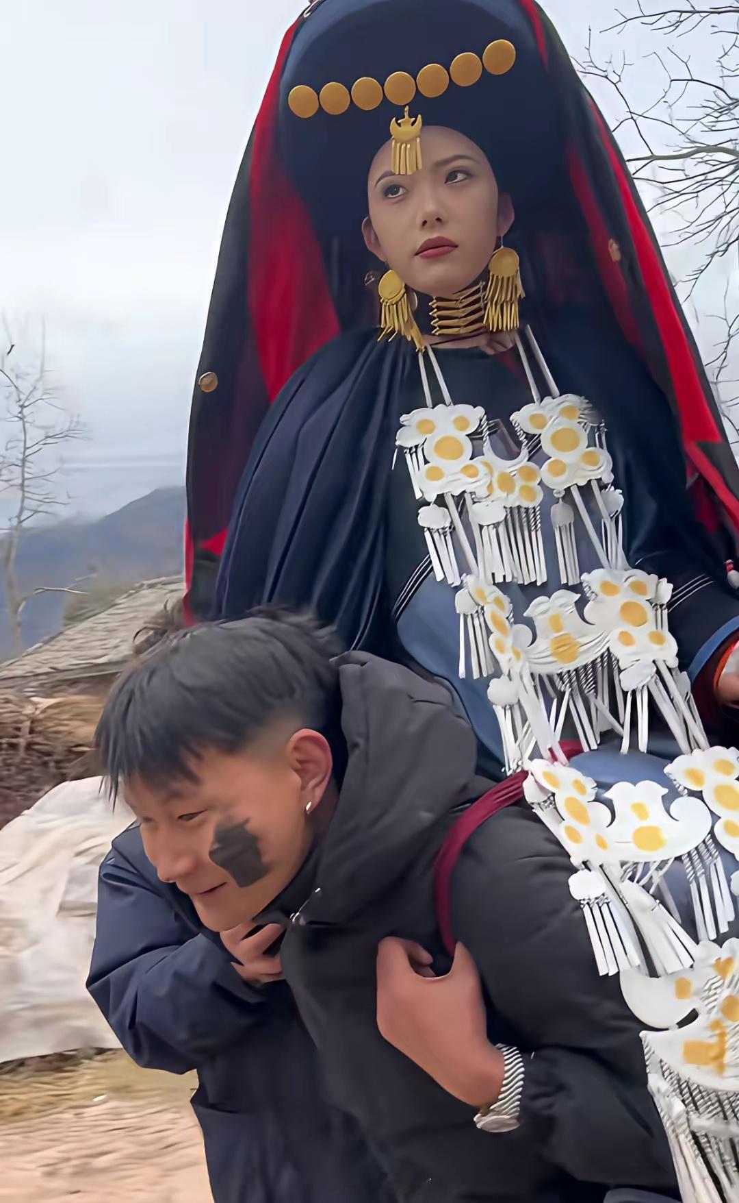 在彝族婚俗里，背新娘是一项温柔的技术活。最大的讲究，就是要让心爱的姑娘舒舒服服地