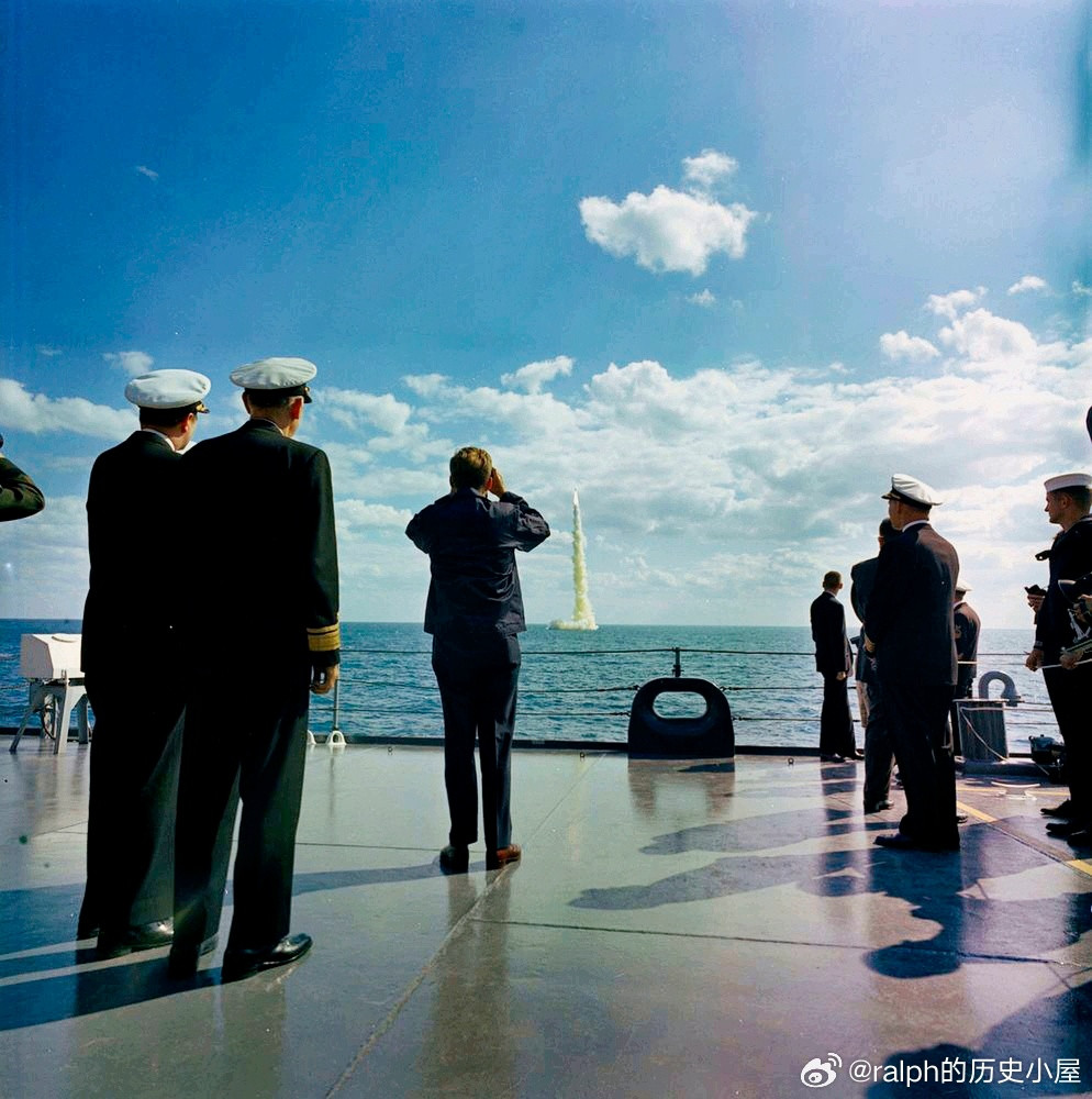1963年11月16日美国总统肯尼迪（左中）在EAG-154“观测岛号”上视察期