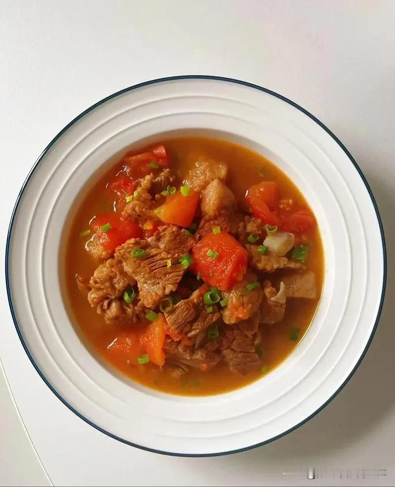  必须提名我的番茄牛腩！牛腩炖得软烂脱骨，吸满了番茄的酸甜汤汁，配上咕嘟咕嘟的热