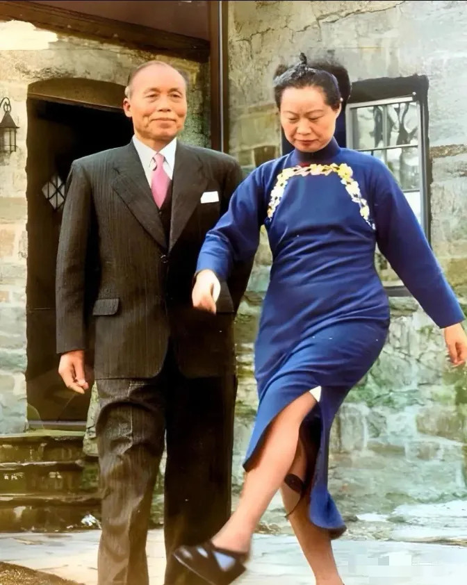 这是李宗仁与夫人郭德洁于1950年在美国纽约的合影。照片中，身着西装的李宗仁正教