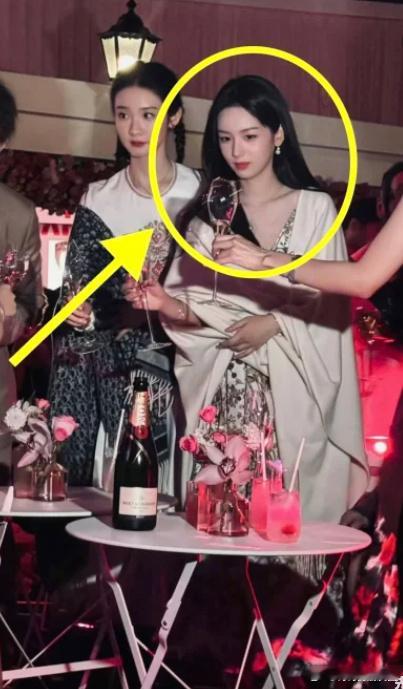 终于知道为什么男主能在人群中一眼认出女主了周也在人群中也太亮眼了吧听说这还是