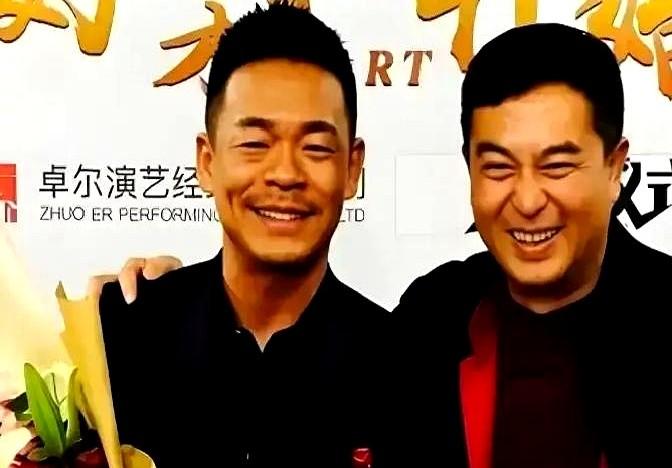 孙浩当年把演出费塞给跑龙套的张嘉益时，连欠条都没要。后来乐坛变天，孙浩过气没人找，张嘉益凭《蜗居》火