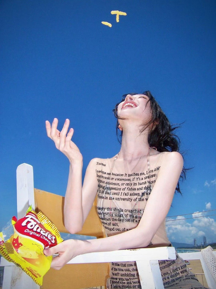 胡彦斌易梦玲马尔代夫吻照曝光，16岁年龄差引热议。此前多次同框埋伏笔，易梦玲偏爱