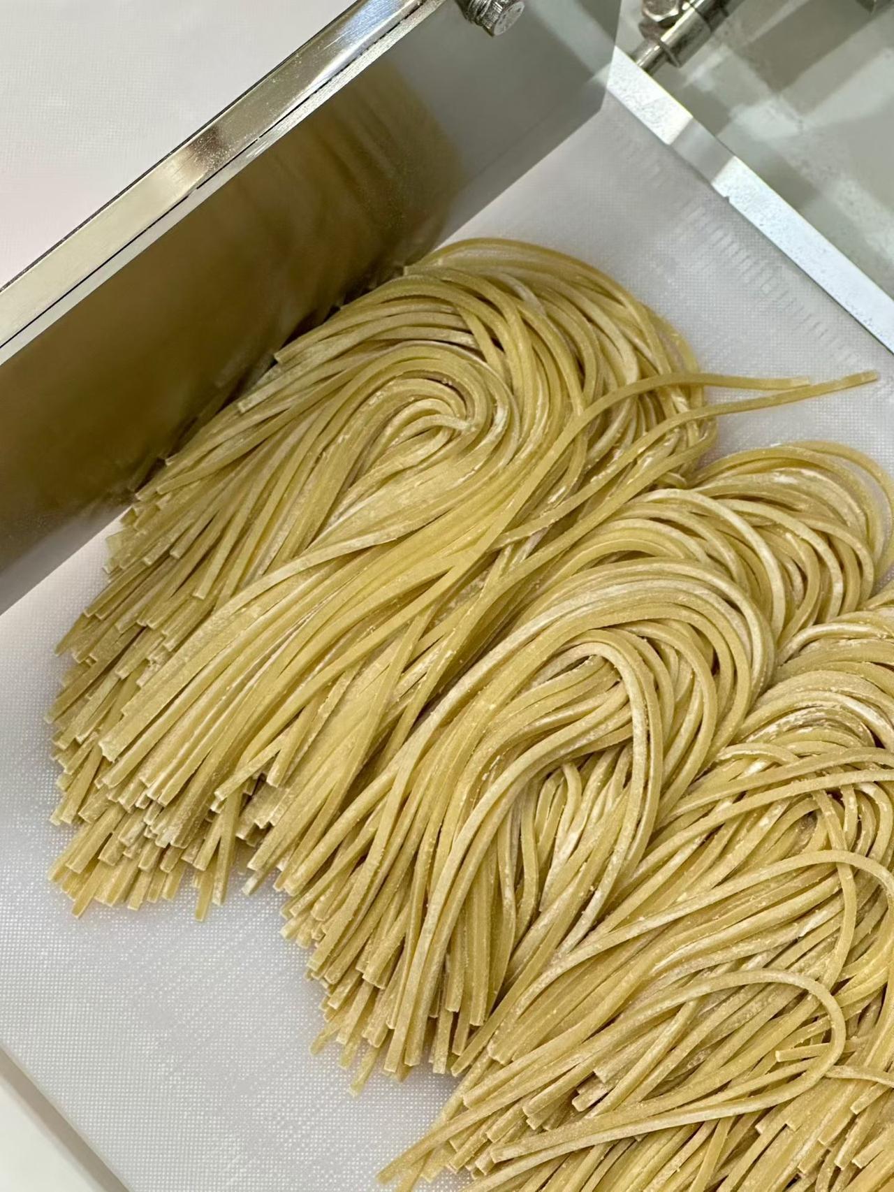 今天去了一家要排位的面馆，煮出来的面条确实好吃！我看了一下后厨，摆满了图片
