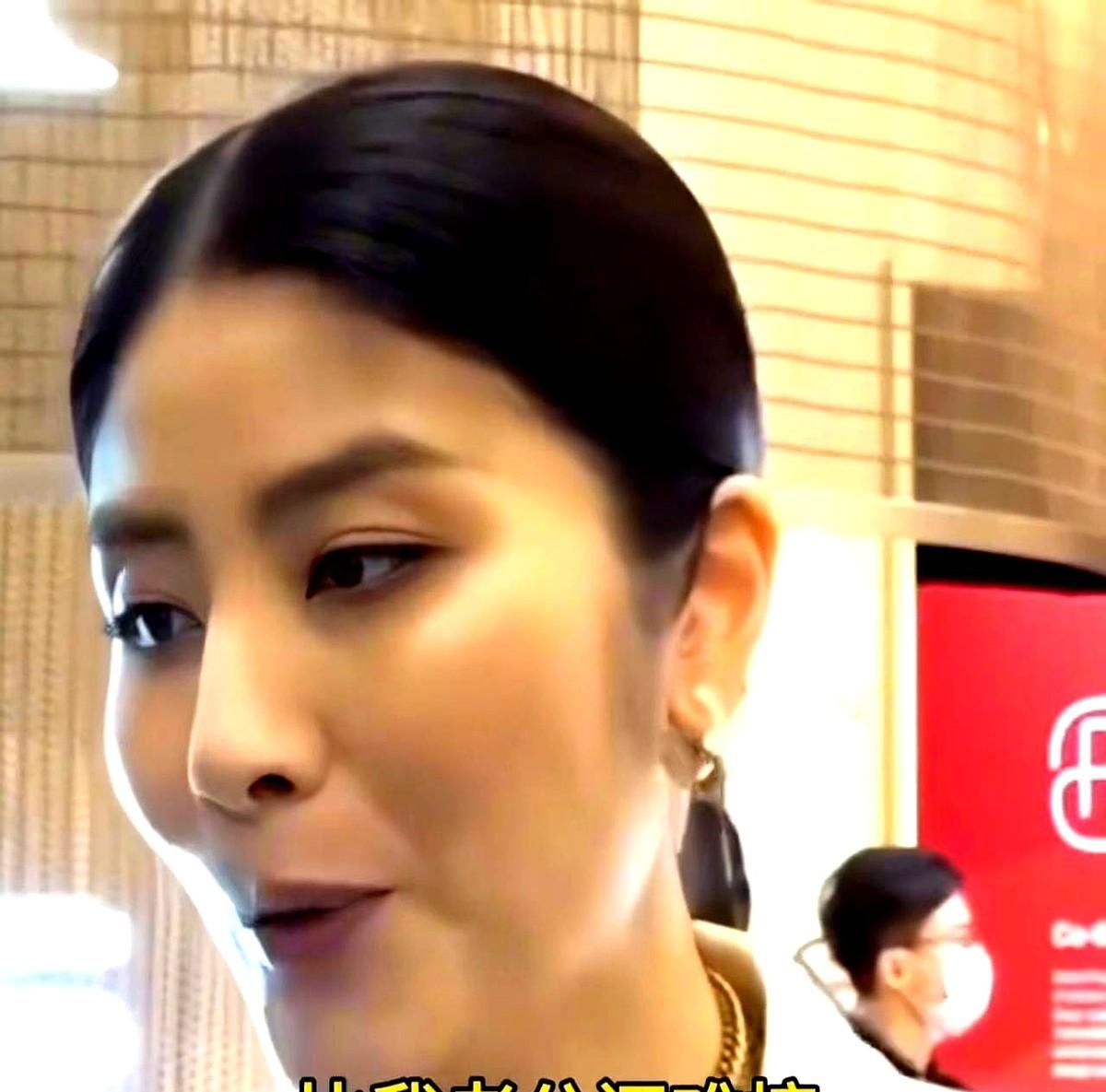 “妈，你头发扎起来好恶心，好丑！”陈慧琳一听这话，默默把头发放了下来。记者问