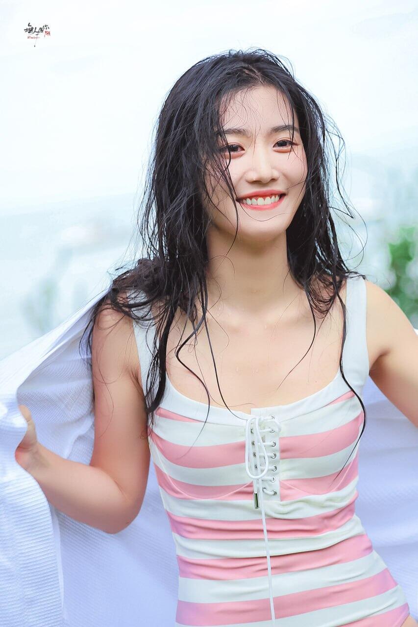 卢昱晓夏天是粉色的泳衣和你​​​