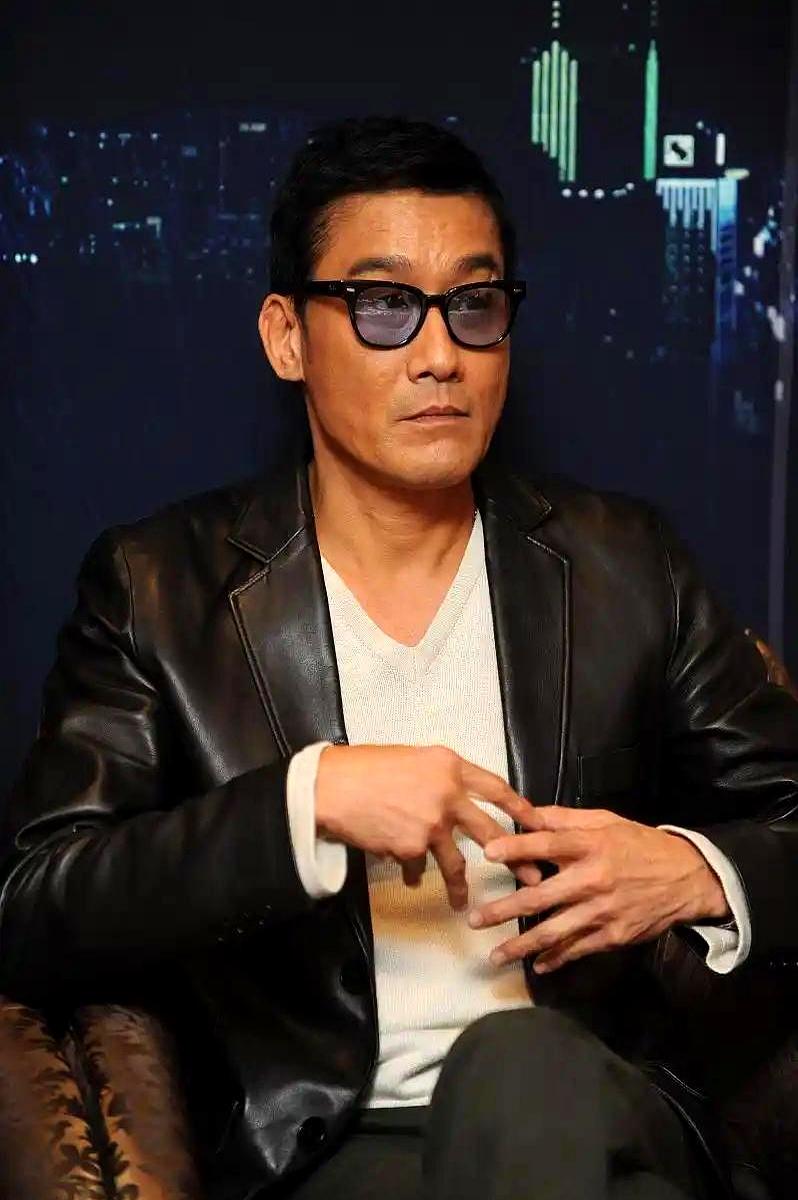 如果来香港，你会不会发现一件挺有意思的事？一个明星走在街上，可能真没你想的那么