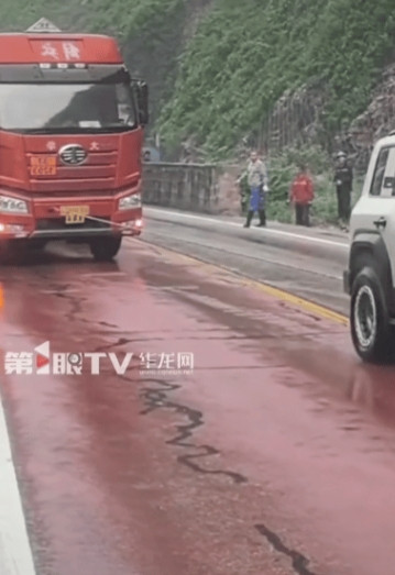 “中国速度！”河北承德，雨天路滑，一辆15吨重的油罐车失控横在马路中间，把双向车