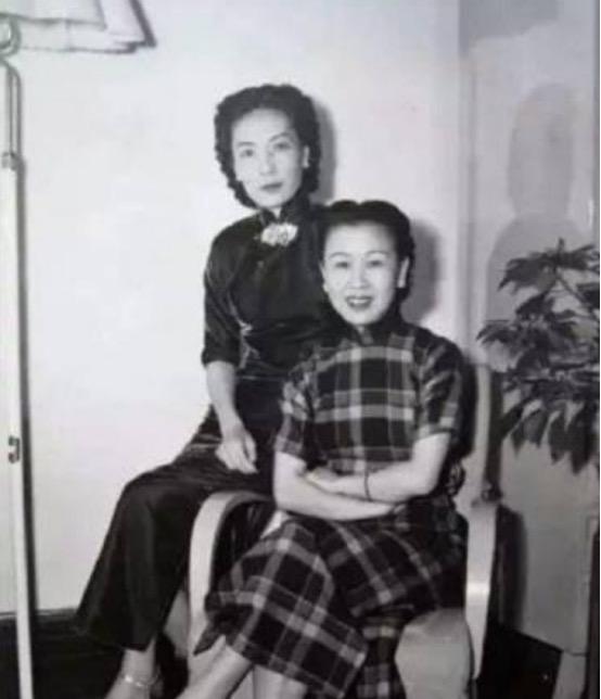 深夜，黄金荣的儿媳妇李志清偷偷跑进公公房间。李志清脱掉身上的衣服，小心翼翼的走上