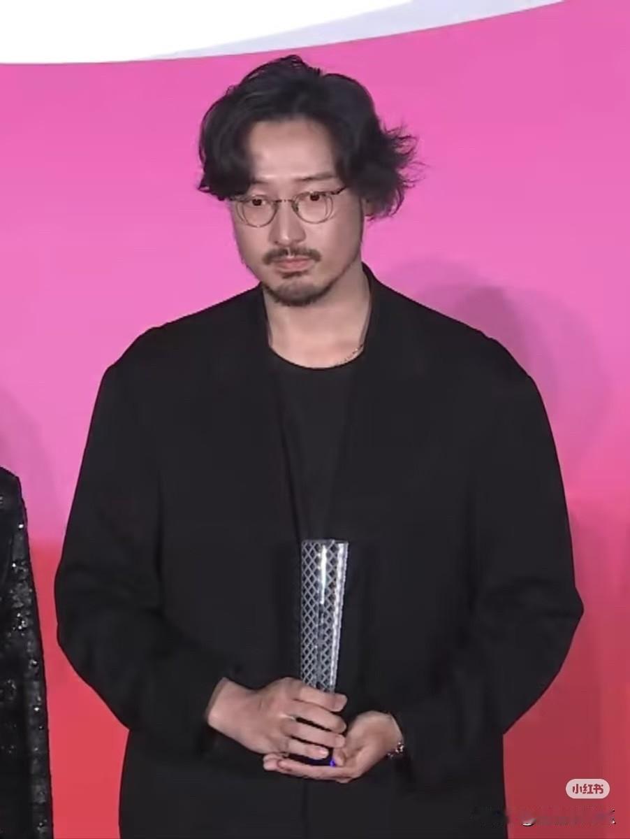 王传君今晚该睡不着了不是因为他拿奖高兴的也不是因为白百何内涵奖项问题而是他