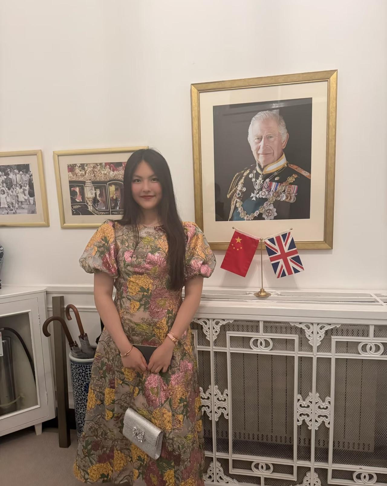 王诗龄这次穿的这件黄红绿大花朵图案的裙子，搭配银色的鞋子和包包，看起来就是妈妈李