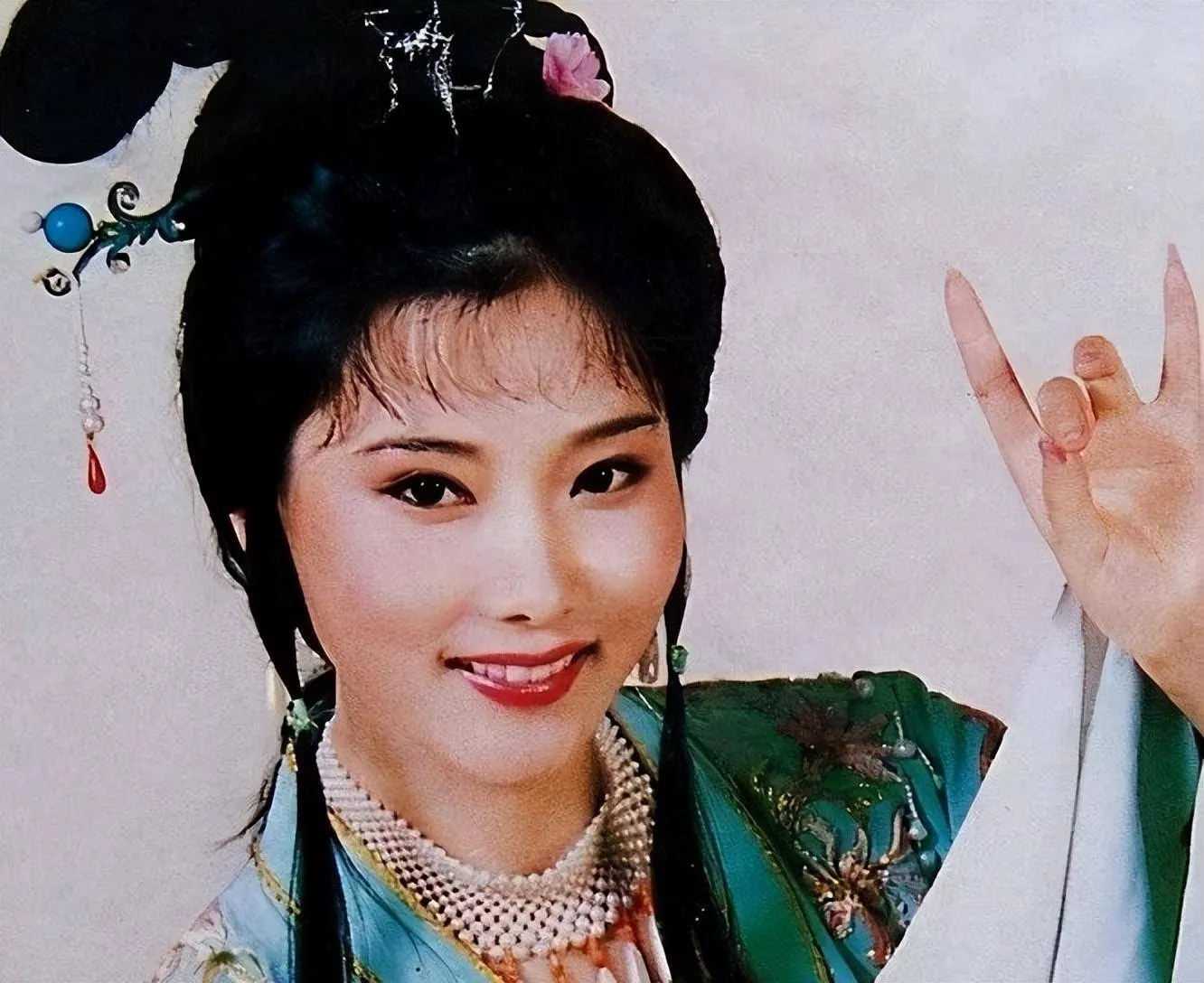 1983年，20岁的何赛飞去老师家吃饺子，看到相片中老师的4个儿子，突然感觉会嫁