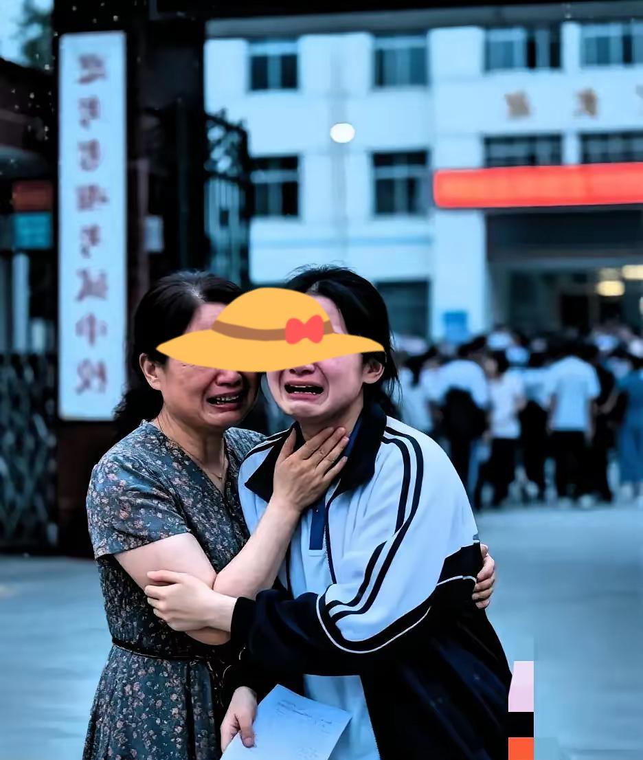 河南考场上的一幕令人心痛不已。就在那名考生要交卷的时候，她真是万万没想到，突